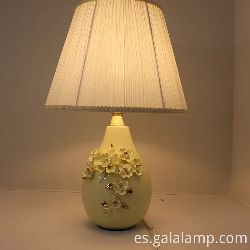 Elegante lámpara de mesa de cerámica de oro para dormitorio y sala de estar